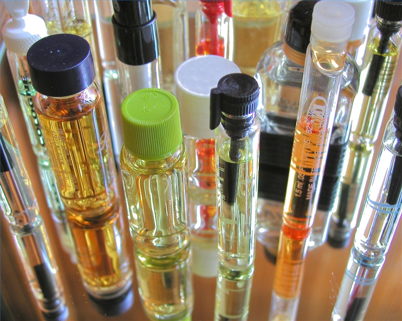 Endless possibilities to discover in our sample kits. Well not endless, but  lots! #perfume #sampleset #customset #fragrance